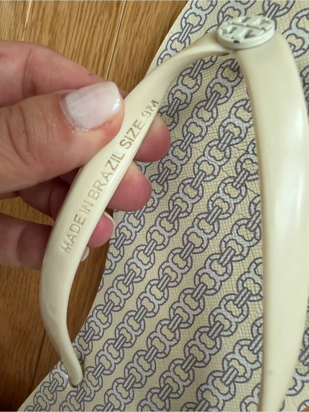 Tory Burch Logo Flip Flop Sandals Ivory Gray Chain Print Size 9
